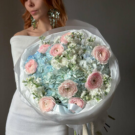 Изысканный букет с итальянскими ранункулюсами и голубой гортензией. Veresk 863