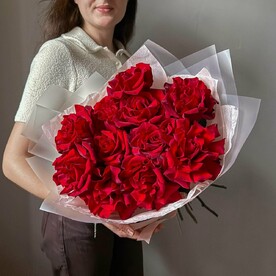 Букет из 11  французских бордовых роз в авторском оформлении, для любимой, Veresk 869