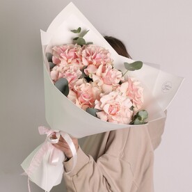 Букет из 7 французских роз с эвкалиптом