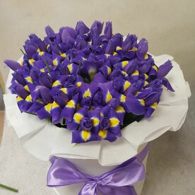 Коробка с ирисами