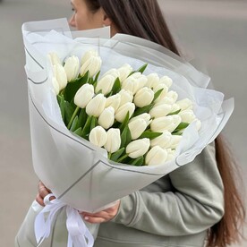 Букет из 45 белых тюльпанов