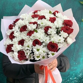 Ромашкова хризантема с розами