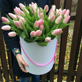 Коробка с тюльпанами