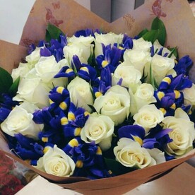 Роза с ирисами