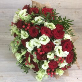 Красные розы, Эустома белая, Зелень, Упаковка сизаль