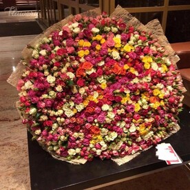 Букет из 251, кустовые розы.