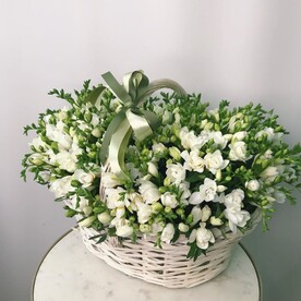 Фрезия в корзине