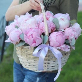 Пионы в корзине