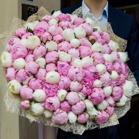 Букет из пионов