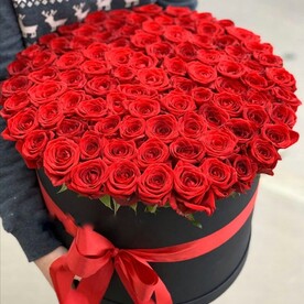 Красные розы в коробке