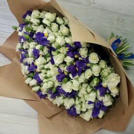 Букет кустовых роз с ирисами