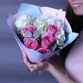 Букет из роз и гортензий "Шелест листьев"