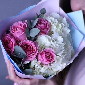 Букет с белой гортензия, розовыми розами и эвкалиптом