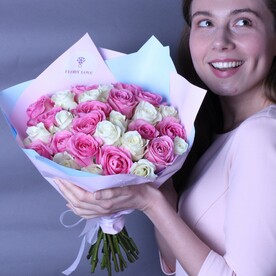 Букет из микс из розовых и белых роз "Радость"