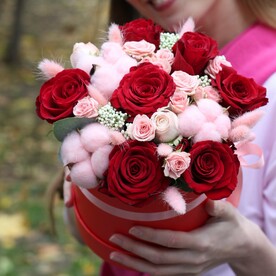 Цветы в коробке с красными розами и розовым хлопком "Огни Флори"