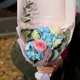 Букет с голубой гортензией, пионовидной ароматной розой О'Хара "Ветер Флори"