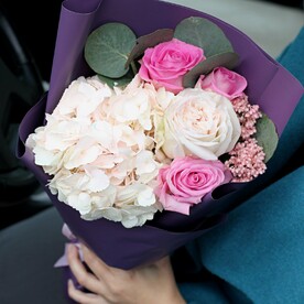 Букет с садовой пионовидной розой О'Хара и розовой гортензией