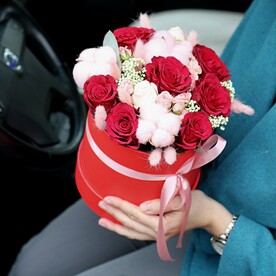 Красные розы с розовым хлопком с красной коробке