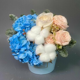 "Зашифрованное послание" шляпная коробка с гортензией и пионовидной розой