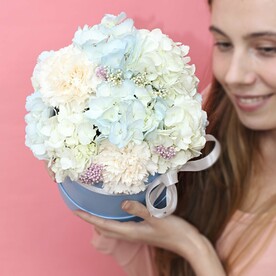 Коробка с цветами с голубой гортензией и диантусом