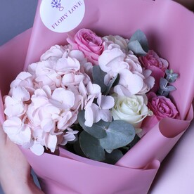 Букет с розовой гортензией, розой и эвкалиптом "Нежность Флори"