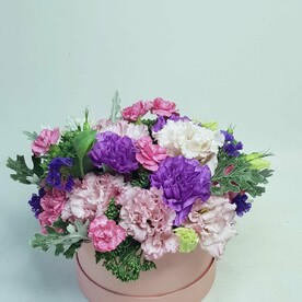 Коробка с цветами, лиловый диантус и розовая эустома "Яркие краски"