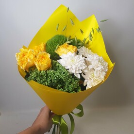 Букет "Осенний сад" с кустовой розой, хризантемой и гвоздикой