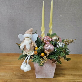 Композиция новогодняя с живой хвоей свечами, куколкой