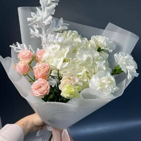 Букет "Иней" белая гортензия, пионовидная роза и диантусом