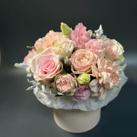 Композиция с шляпной коробке с розовой розой, декоративным белыми ветками, эустомой и диантусом