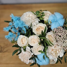 Композиция в коробке с кустовой пионовидной розой, диантусами и голубым хлопком, MAXI