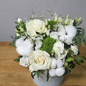 Композиция в коробке белой розой, эустомой, кустовым диантусом и хлопком, MAXI