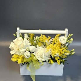 Мимоза и французская белая роза в ящике "Весенняя Франция"