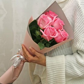 Розовые розы