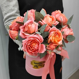 Кустовая роза в шляпной коробке