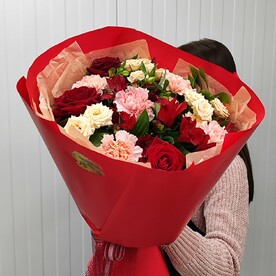 Букет из роз и диантусов