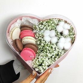 Сердце М из гипсофилы и макарунсов