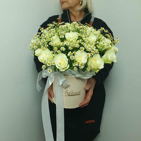 Коробка L " С днем матери" с белыми розами и ромашками