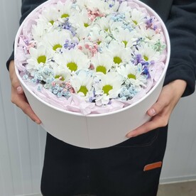 Коробка М с радужной гипсофилой и ромашковой хризантемой