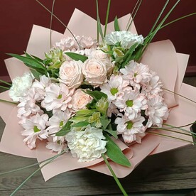 Нежный букет с диантусами и хризантемой