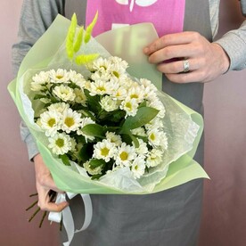 Букет из белых ромашковых сантини с сухоцветами в салатовой упаковке