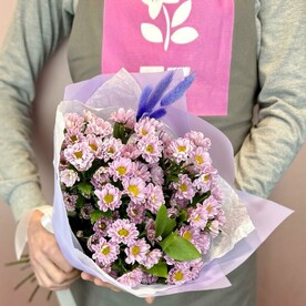 Сиреневый букет из ромашковых хризантем сантини с сухоцветами