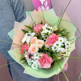 Букет скустовой розой,  ромашковой хризантемой сантини, диантусами, альстромерией