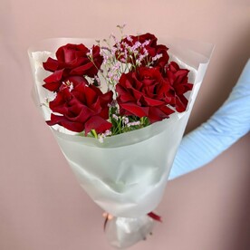 Элегантный букет из 5 французских бордовых роз с розовым лимониумом