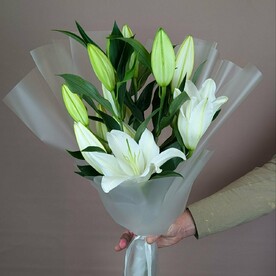 Букет из белых лилий