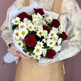 Букет из белых ромашковых хризантем и красных кенийских роз
