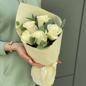 5 белых роз