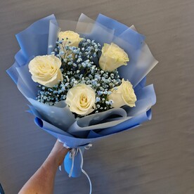 Букет из 5 роз и гипсофилы