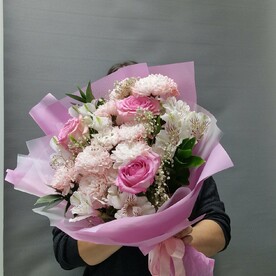 Букет из роз, альтромерий и хризантем