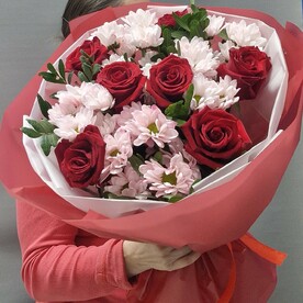 Букет из роз и хризантем